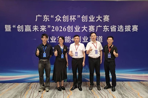 丁勇与项目团队合影.jpg 丁勇与项目团队合影.jpg