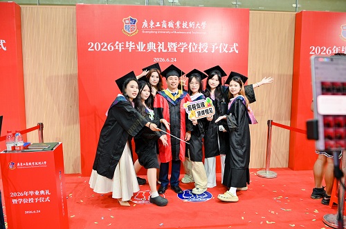 毕业生与校领导合影.jpg