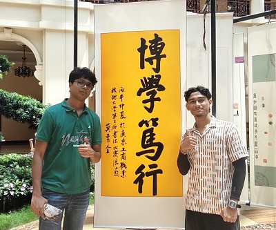 参观书法教学作品展.jpg 参观书法教学作品展.jpg