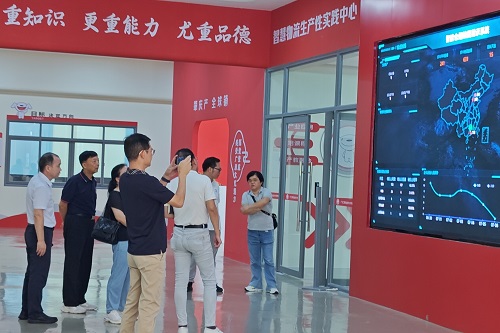 参观京东实训基地.jpg 参观京东实训基地.jpg
