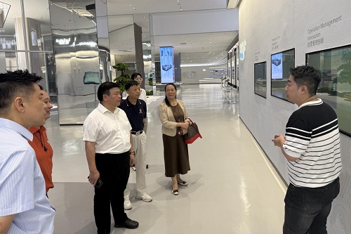 参观展厅.jpg 参观展厅.jpg