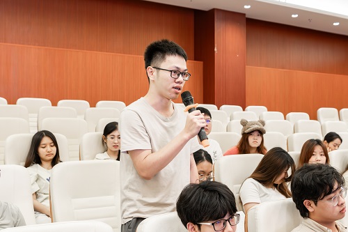 学生提问.jpg