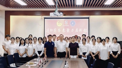 与会者合影.jpg 与会者合影.jpg