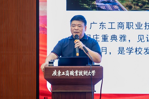 莫秀全作报告.jpg 莫秀全作报告.jpg