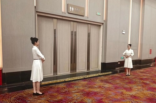 参与迎宾服务.jpg 参与迎宾服务.jpg