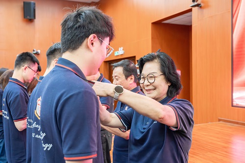 佩戴校徽1.jpg 佩戴校徽1.jpg