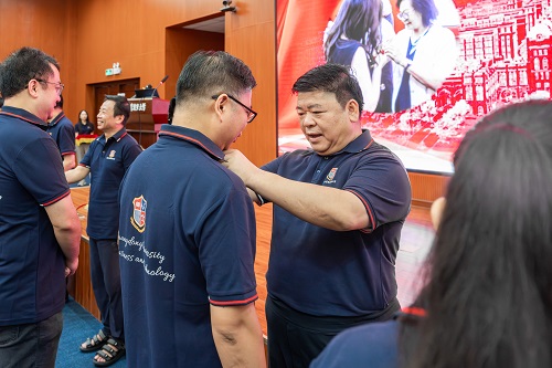 佩戴校徽2.jpg 佩戴校徽2.jpg