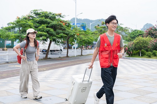 志愿者提供服务.jpg 志愿者提供服务.jpg