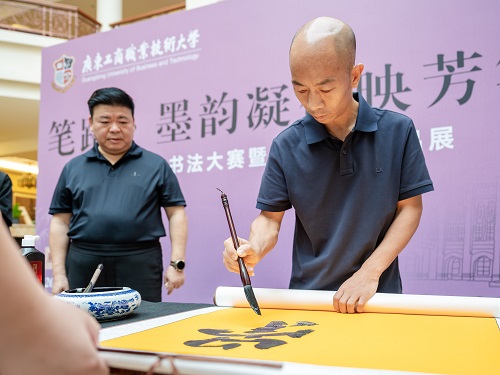 现场挥毫2.jpg 现场挥毫2.jpg