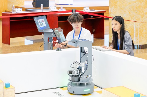 参赛学生调试机器人.jpg 参赛学生调试机器人.jpg