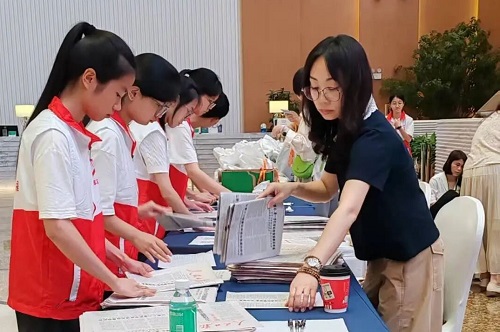 准备会务资料.jpg 准备会务资料.jpg