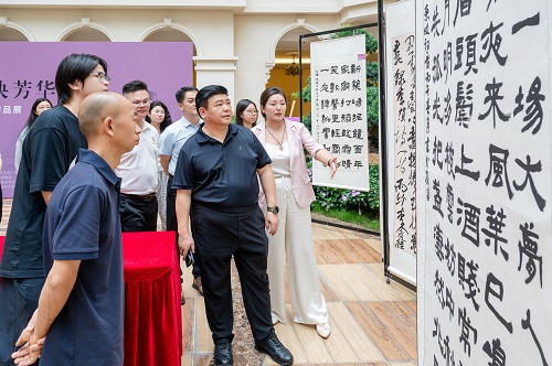 现场观展.jpg 现场观展.jpg