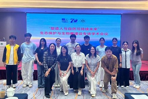 参会师生合影.jpg 参会师生合影.jpg