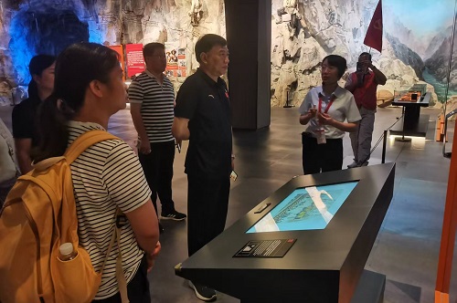 参观华侨博物馆.jpg