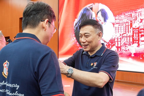 佩戴校徽3.jpg 佩戴校徽3.jpg