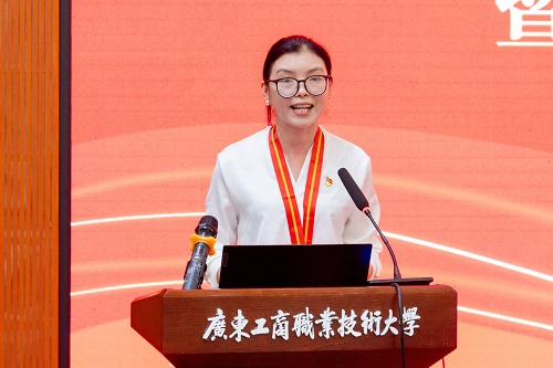 胡艳敏发言.jpg 胡艳敏发言.jpg