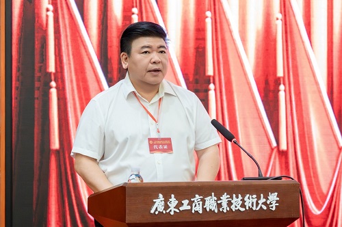 莫秀全作报告.jpg 莫秀全作报告.jpg
