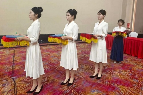 提供颁奖服务.jpg 提供颁奖服务.jpg